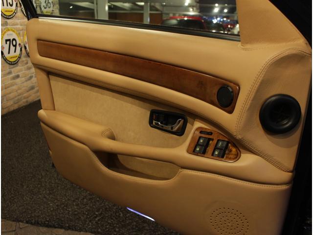 クアトロポルテ エボルツィオーネＶ８コーンズセリエスペチアレ　ディーラー車　左ハンドル　４速ＡＴ車　クオイオレザーシート　シートヒーター付き　純正１７ＡＷ　社外サンルーフ　ラサール製オーバル型時計　七宝焼きＣピラーエンブレム（23枚目）