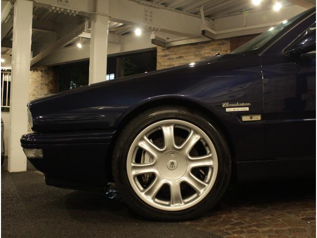 クアトロポルテ エボルツィオーネＶ８コーンズセリエスペチアレ　ディーラー車　左ハンドル　４速ＡＴ車　クオイオレザーシート　シートヒーター付き　純正１７ＡＷ　社外サンルーフ　ラサール製オーバル型時計　七宝焼きＣピラーエンブレム（25枚目）