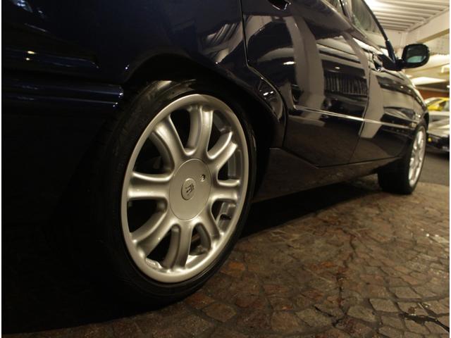 クアトロポルテ エボルツィオーネＶ８コーンズセリエスペチアレ　ディーラー車　左ハンドル　４速ＡＴ車　クオイオレザーシート　シートヒーター付き　純正１７ＡＷ　社外サンルーフ　ラサール製オーバル型時計　七宝焼きＣピラーエンブレム（27枚目）