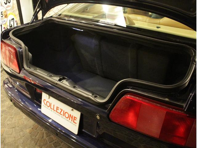 クアトロポルテ エボルツィオーネＶ８コーンズセリエスペチアレ　ディーラー車　左ハンドル　４速ＡＴ車　クオイオレザーシート　シートヒーター付き　純正１７ＡＷ　社外サンルーフ　ラサール製オーバル型時計　七宝焼きＣピラーエンブレム（30枚目）