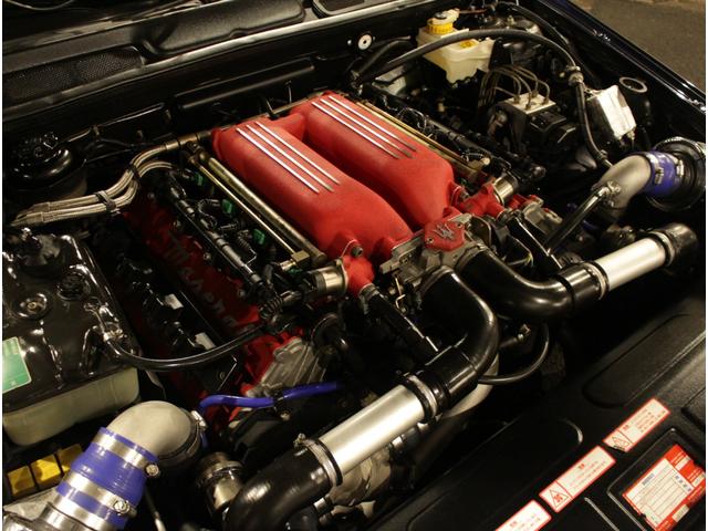 クアトロポルテ エボルツィオーネＶ８コーンズセリエスペチアレ　ディーラー車　左ハンドル　４速ＡＴ車　クオイオレザーシート　シートヒーター付き　純正１７ＡＷ　社外サンルーフ　ラサール製オーバル型時計　七宝焼きＣピラーエンブレム（32枚目）