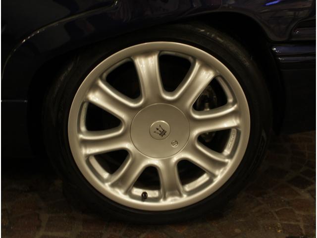 クアトロポルテ エボルツィオーネＶ８コーンズセリエスペチアレ　ディーラー車　左ハンドル　４速ＡＴ車　クオイオレザーシート　シートヒーター付き　純正１７ＡＷ　社外サンルーフ　ラサール製オーバル型時計　七宝焼きＣピラーエンブレム（35枚目）