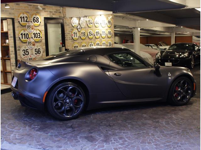 4C コンペティツィオーネ ディーラー車 左ハンドル 6速AT車 レザー&アルカンタラシート 純正18ー19AW 専用フロントバンパー カーボンルーフパネル&リアスポイラー シリアルナンバー付 25台限定車(8枚目)