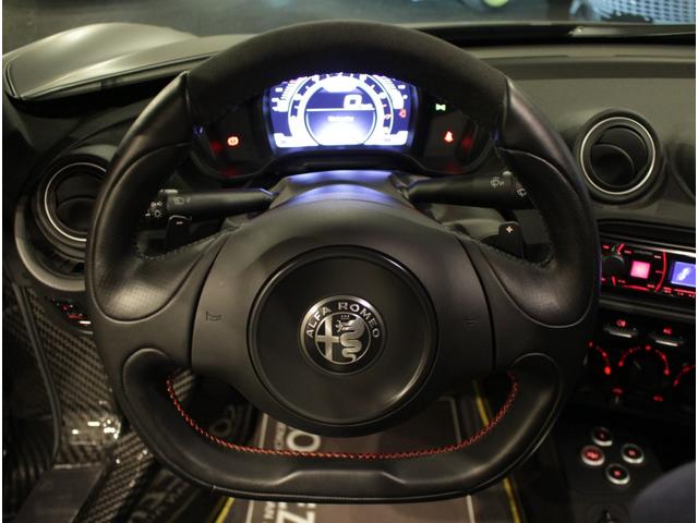 4C コンペティツィオーネ ディーラー車 左ハンドル 6速AT車 レザー&アルカンタラシート 純正18ー19AW 専用フロントバンパー カーボンルーフパネル&リアスポイラー シリアルナンバー付 25台限定車(15枚目)