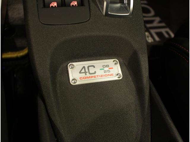 4C コンペティツィオーネ ディーラー車 左ハンドル 6速AT車 レザー&アルカンタラシート 純正18ー19AW 専用フロントバンパー カーボンルーフパネル&リアスポイラー シリアルナンバー付 25台限定車(19枚目)