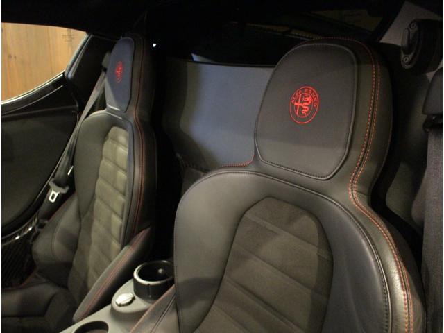 4C コンペティツィオーネ ディーラー車 左ハンドル 6速AT車 レザー&アルカンタラシート 純正18ー19AW 専用フロントバンパー カーボンルーフパネル&リアスポイラー シリアルナンバー付 25台限定車(20枚目)