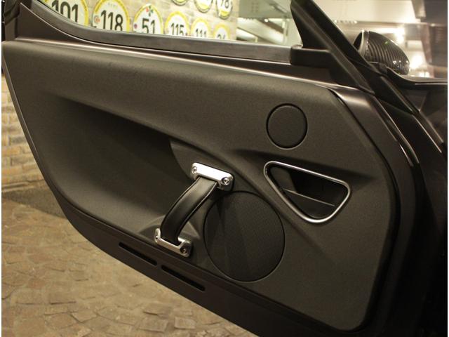 4C コンペティツィオーネ ディーラー車 左ハンドル 6速AT車 レザー&アルカンタラシート 純正18ー19AW 専用フロントバンパー カーボンルーフパネル&リアスポイラー シリアルナンバー付 25台限定車(22枚目)