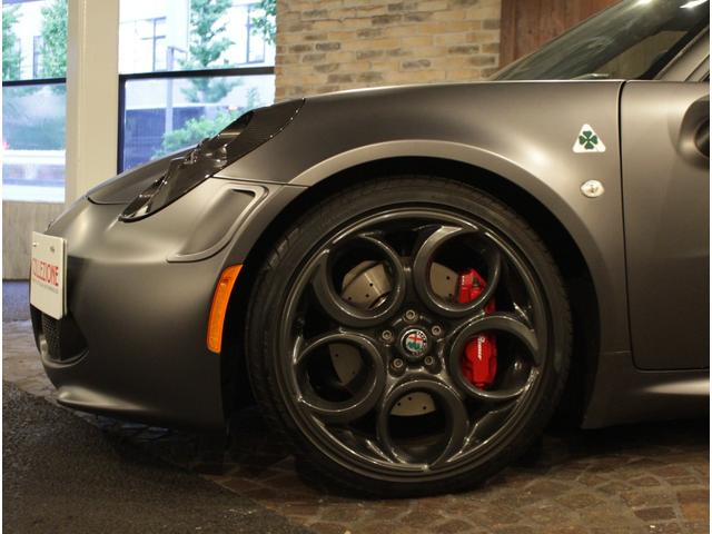 4C コンペティツィオーネ ディーラー車 左ハンドル 6速AT車 レザー&アルカンタラシート 純正18ー19AW 専用フロントバンパー カーボンルーフパネル&リアスポイラー シリアルナンバー付 25台限定車(24枚目)