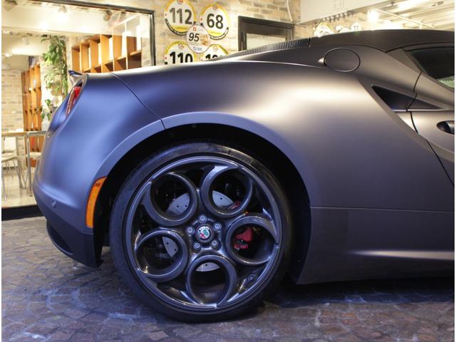 4C コンペティツィオーネ ディーラー車 左ハンドル 6速AT車 レザー&アルカンタラシート 純正18ー19AW 専用フロントバンパー カーボンルーフパネル&リアスポイラー シリアルナンバー付 25台限定車(25枚目)