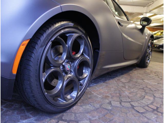 4C コンペティツィオーネ ディーラー車 左ハンドル 6速AT車 レザー&アルカンタラシート 純正18ー19AW 専用フロントバンパー カーボンルーフパネル&リアスポイラー シリアルナンバー付 25台限定車(26枚目)