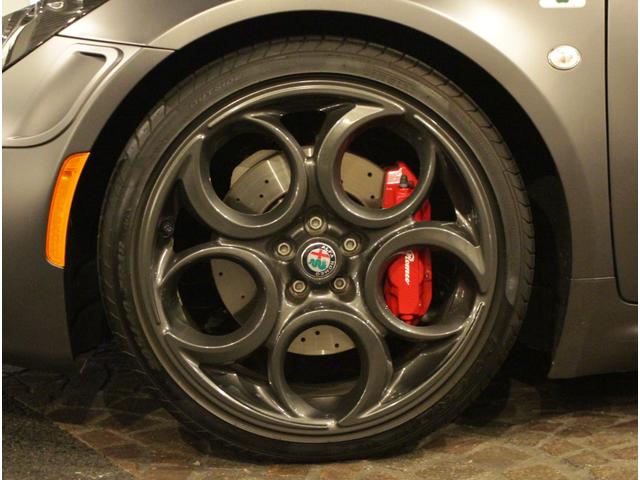 4C コンペティツィオーネ ディーラー車 左ハンドル 6速AT車 レザー&アルカンタラシート 純正18ー19AW 専用フロントバンパー カーボンルーフパネル&リアスポイラー シリアルナンバー付 25台限定車(32枚目)