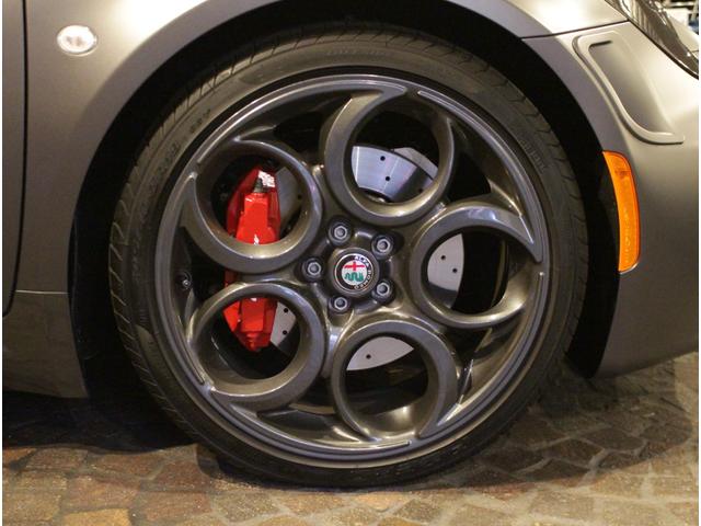 4C コンペティツィオーネ ディーラー車 左ハンドル 6速AT車 レザー&アルカンタラシート 純正18ー19AW 専用フロントバンパー カーボンルーフパネル&リアスポイラー シリアルナンバー付 25台限定車(33枚目)