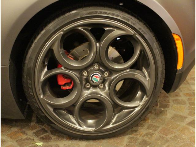 4C コンペティツィオーネ ディーラー車 左ハンドル 6速AT車 レザー&アルカンタラシート 純正18ー19AW 専用フロントバンパー カーボンルーフパネル&リアスポイラー シリアルナンバー付 25台限定車(34枚目)