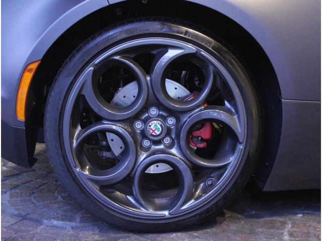 4C コンペティツィオーネ ディーラー車 左ハンドル 6速AT車 レザー&アルカンタラシート 純正18ー19AW 専用フロントバンパー カーボンルーフパネル&リアスポイラー シリアルナンバー付 25台限定車(35枚目)