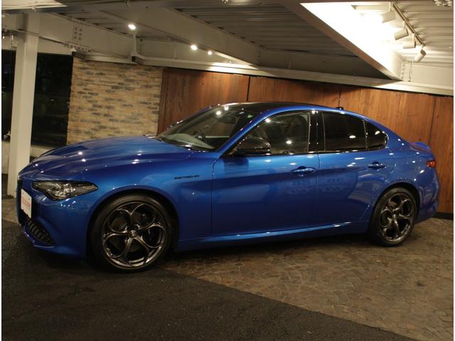 ジュリア エディツィオーネ エストレマ ディーラー車 右ハンドル 7速AT車 アルカンタラスポーツレザーシート 純正19AW ブラックキャリパー サンルーフ カーボンパネル カーボングリル&ドアミラー アクティブサスペンション 純正TV(7枚目)