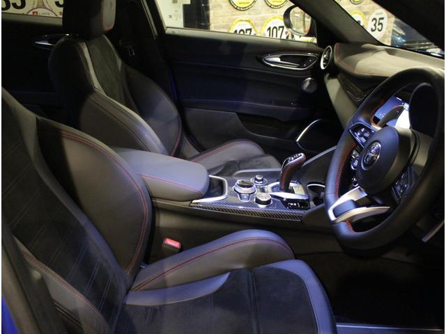 ジュリア エディツィオーネ エストレマ ディーラー車 右ハンドル 7速AT車 アルカンタラスポーツレザーシート 純正19AW ブラックキャリパー サンルーフ カーボンパネル カーボングリル&ドアミラー アクティブサスペンション 純正TV(14枚目)