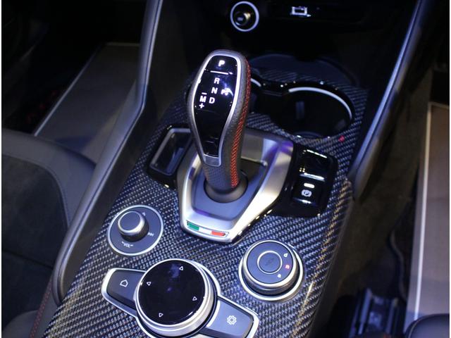 ジュリア エディツィオーネ エストレマ ディーラー車 右ハンドル 7速AT車 アルカンタラスポーツレザーシート 純正19AW ブラックキャリパー サンルーフ カーボンパネル カーボングリル&ドアミラー アクティブサスペンション 純正TV(18枚目)