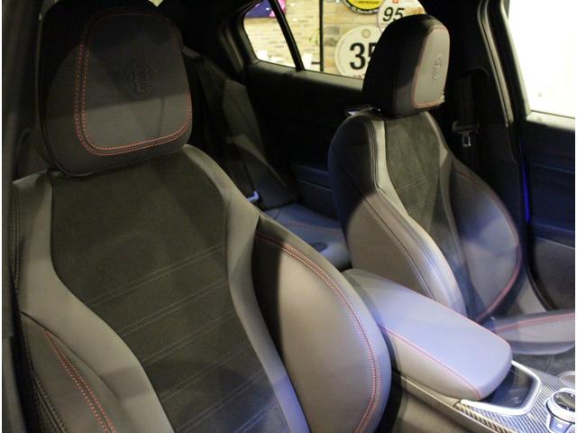 ジュリア エディツィオーネ エストレマ ディーラー車 右ハンドル 7速AT車 アルカンタラスポーツレザーシート 純正19AW ブラックキャリパー サンルーフ カーボンパネル カーボングリル&ドアミラー アクティブサスペンション 純正TV(19枚目)