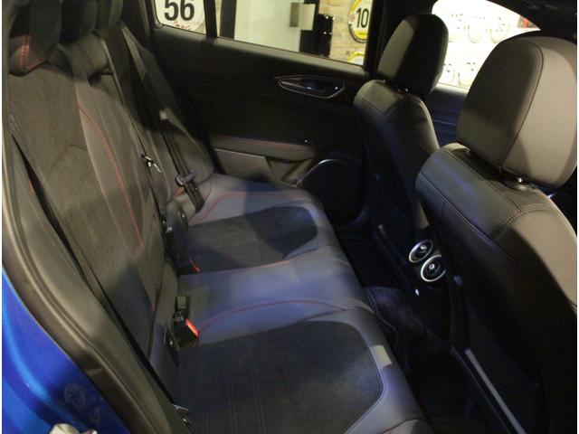 ジュリア エディツィオーネ エストレマ ディーラー車 右ハンドル 7速AT車 アルカンタラスポーツレザーシート 純正19AW ブラックキャリパー サンルーフ カーボンパネル カーボングリル&ドアミラー アクティブサスペンション 純正TV(20枚目)