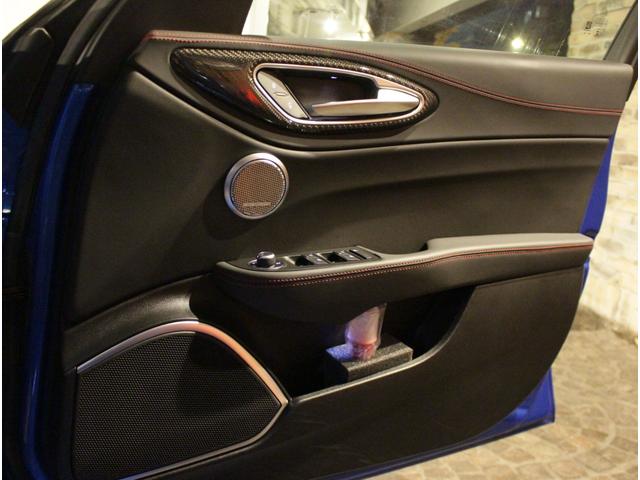 ジュリア エディツィオーネ エストレマ ディーラー車 右ハンドル 7速AT車 アルカンタラスポーツレザーシート 純正19AW ブラックキャリパー サンルーフ カーボンパネル カーボングリル&ドアミラー アクティブサスペンション 純正TV(22枚目)