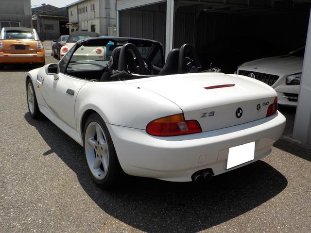 Ｚ３ロードスター ２．０　車検整備付き　キーレス　本革シート　パワーウインドウ　エアバッグ　エアコン　パワーステアリング　ＡＢＳ　オープン　フロア４ＡＴ　２０００ｃｃ　乗車定員２名　車体色ホワイト（6枚目）