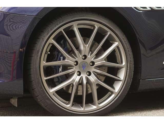 クアトロポルテ GT S グランスポーツ 純正チターノ21インチ サッビアレザー ハーマンカードン ウッドステアリング ウッドパネル カープレイ リアシートヒーター リアブラインド(2枚目)