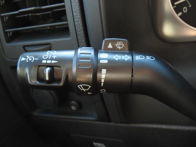 ハマーＨ３ ラグジュアリー　三井物産ディーラー車　レザーシート　横滑り防止　ナビ　ＦＭ　ＡＭ　ＣＤ　ＤＶＤ　１６インチアルミホイール　サンルーフ　オートライト　電動シート（30枚目）