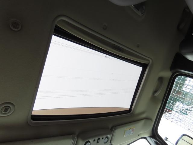 ハマーＨ２ タイプＧ　三井物産ディーラー車　サンルーフ　レザーシート　３列シート　シートヒーター　電動シート　サイドステップ　ＥＴＣ　バックカメラ　オートライト　ＭＫＷクローム２０インチＡＷ　オートエアコン　ナビ　地デジ（12枚目）