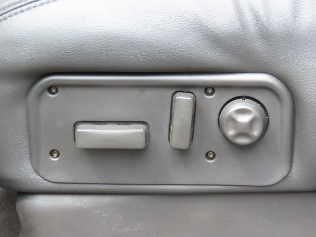 ハマーＨ２ タイプＧ　三井物産ディーラー車　サンルーフ　レザーシート　３列シート　シートヒーター　電動シート　サイドステップ　ＥＴＣ　バックカメラ　オートライト　ＭＫＷクローム２０インチＡＷ　オートエアコン　ナビ　地デジ（24枚目）