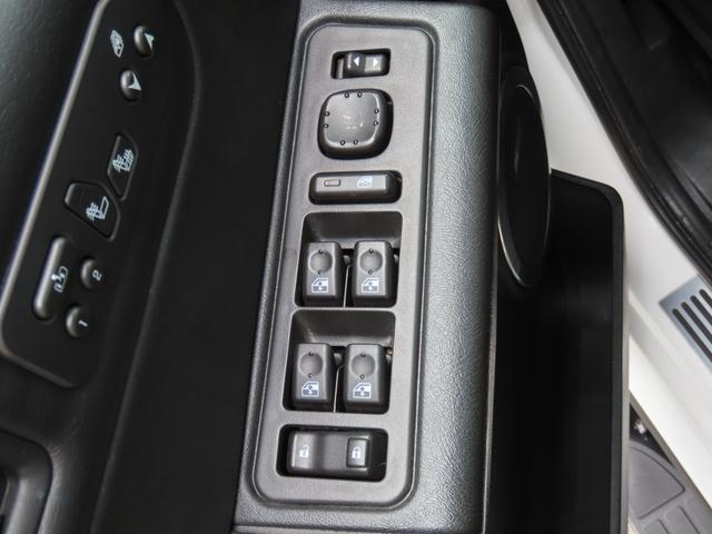 ハマーＨ２ タイプＧ　三井物産ディーラー車　サンルーフ　レザーシート　３列シート　シートヒーター　電動シート　サイドステップ　ＥＴＣ　バックカメラ　オートライト　ＭＫＷクローム２０インチＡＷ　オートエアコン　ナビ　地デジ（26枚目）