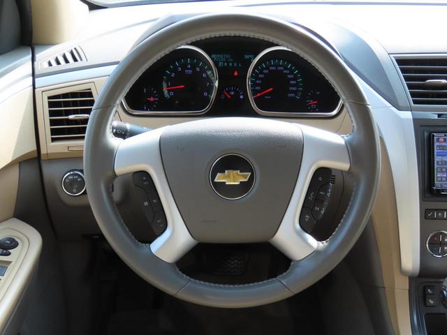 シボレートラバース ＬＴ　ディーラー車　レザーシート　シートヒーター　３列シート　社外メモリーナビ　フルセグ　ＥＴＣ　バックカメラ　キーレス　純正２０インチアルミホイール　Ｂｌｕｅｔｏｏｔｈ　ＣＤ　ＤＶＤ　サンルーフ（12枚目）