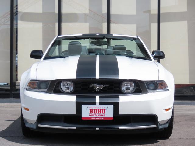 マスタング Ｖ８　ＧＴコンバーチブル　プレミアム　ディーラー車　左ハンドル　リアスポイラー　バックカメラ　電動オープン　ブラックレザーシート　ＥＴＣ　社外ポータブルナビ　ワンセグ　横滑り防止　ＣＤ　シートヒーター　１９インチＡＷ　クルーズコントロール（2枚目）