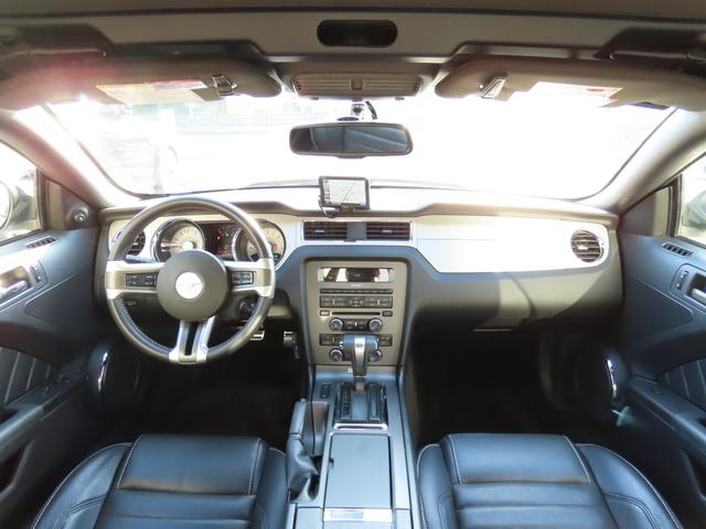 マスタング Ｖ８　ＧＴコンバーチブル　プレミアム　ディーラー車　左ハンドル　リアスポイラー　バックカメラ　電動オープン　ブラックレザーシート　ＥＴＣ　社外ポータブルナビ　ワンセグ　横滑り防止　ＣＤ　シートヒーター　１９インチＡＷ　クルーズコントロール（5枚目）
