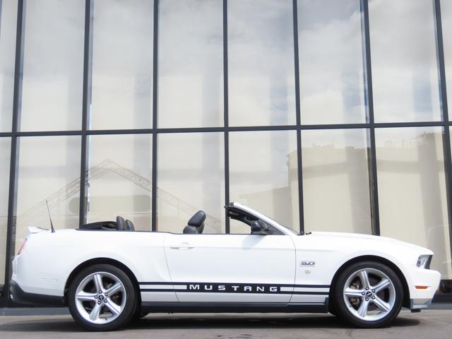 マスタング Ｖ８　ＧＴコンバーチブル　プレミアム　ディーラー車　左ハンドル　リアスポイラー　バックカメラ　電動オープン　ブラックレザーシート　ＥＴＣ　社外ポータブルナビ　ワンセグ　横滑り防止　ＣＤ　シートヒーター　１９インチＡＷ　クルーズコントロール（8枚目）