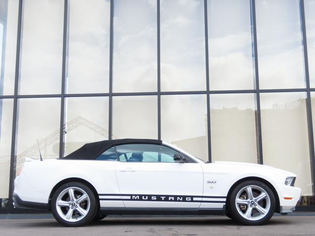 マスタング Ｖ８　ＧＴコンバーチブル　プレミアム　ディーラー車　左ハンドル　リアスポイラー　バックカメラ　電動オープン　ブラックレザーシート　ＥＴＣ　社外ポータブルナビ　ワンセグ　横滑り防止　ＣＤ　シートヒーター　１９インチＡＷ　クルーズコントロール（24枚目）