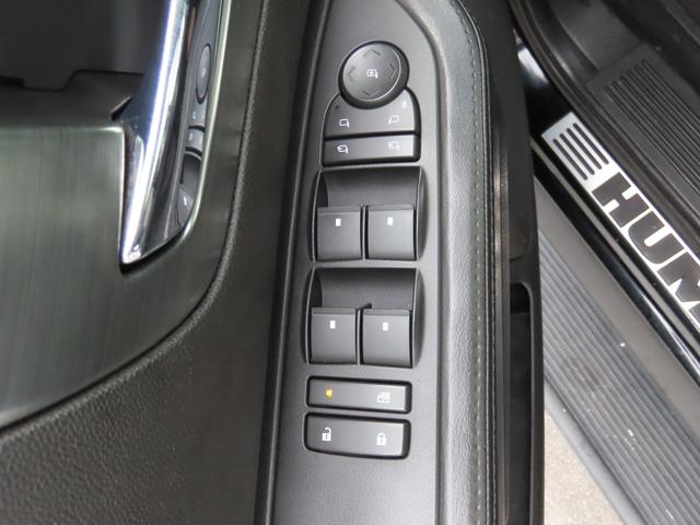 ハマーＨ２ ラグジュアリーパッケージ　後期モデル　新車並行　ブラックレザーシート　シートヒーター　サンルーフ　電動サイドステップ　バックカメラ　後席モニター　３列シート　ナビ　フルセグ　オートライト　オートエアコン　社外２２インチＡＷ（29枚目）