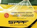 スプレーガンで塗布する剥がせる透明保護塗料《SPPF》。フィルムの様な接着ではなく柔軟性がありボディーに吸い付くことで傷や飛び石から守ります。継目や断面がないため美しく、磨きやコーティングにも対応。