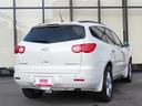 シボレートラバース ＬＴ　ディーラー車　レザーシート　シートヒーター　３列シート　社外メモリーナビ　フルセグ　ＥＴＣ　バックカメラ　キーレス　純正２０インチアルミホイール　Ｂｌｕｅｔｏｏｔｈ　ＣＤ　ＤＶＤ　サンルーフ（4枚目）