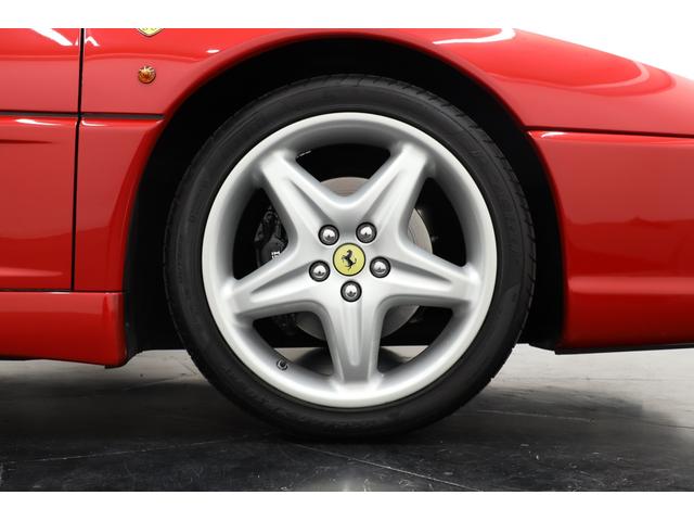 Ｆ３５５ ベルリネッタ　６ＭＴ　後期ＸＲシャシー　黒革　ワーク１８インチＡＷ　社外マフラー　カーボンリアディフューザー　カーボンリアグリル　モモステアリング　キセノン　ＣＤオーディオ　ＥＴＣ　純正ラゲッジセット　オールペン済（4枚目）