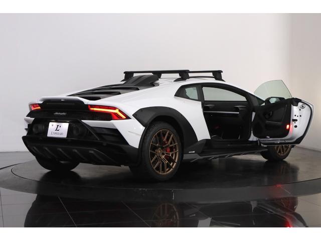 ウラカン ステラート　黒ハーフ革　１９インチ鍛造アルミ　カーボンブレーキ　レッドキャリパー　マットスタイルＰＫＧ　レーザーグラフィックトリム　スポーツシート　ダーククローム＆カーボンツイルＰＫＧ　純正ＳＤナビ　バックカメラ（21枚目）