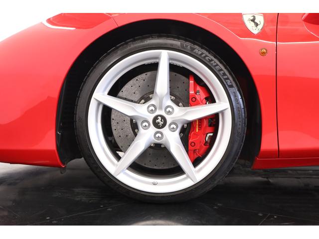 488スパイダー ベースグレード 左H 1オーナー 黒革 純正20インチアルミ フロントリフト レッドキャルパー キセノン カーボンステアリング/センターブリッジ/ドアパネル 七宝焼 純正HDDナビ バックカメラ 前後パークセンサー(6枚目)