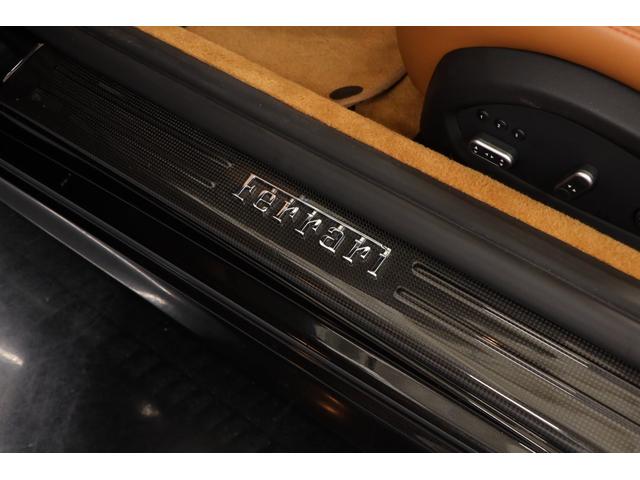 カリフォルニアＴ ベースグレード　左ハンドル　２０インチ鍛造ホイール　レッドキャリパー　七宝焼　キセノン　フル電動シート　シートヒーター　カーボンステアリング／ダッシュトリム／センターブリッジ　純正ＨＤＤナビ　バックカメラ　ＥＴＣ（17枚目）