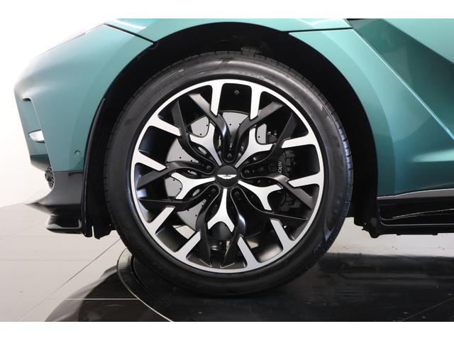 ＤＢＸ ７０７　１オナ　ベージュ革　純正２２インチアルミ　カーボンブレーキ　エアサス　ＬＥＤヘッドライト　クリアテール　ガラスルーフ　電動スポーツプラスシート　前後ベンチレーター　純正ＨＤＤナビ　地デジ（3枚目）