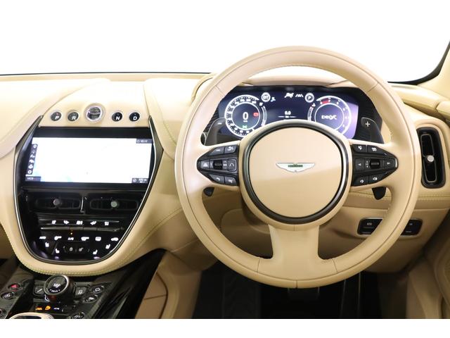 ＤＢＸ ７０７　１オナ　ベージュ革　純正２２インチアルミ　カーボンブレーキ　エアサス　ＬＥＤヘッドライト　クリアテール　ガラスルーフ　電動スポーツプラスシート　前後ベンチレーター　純正ＨＤＤナビ　地デジ（4枚目）
