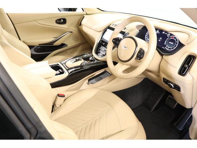 ＤＢＸ ７０７　１オナ　ベージュ革　純正２２インチアルミ　カーボンブレーキ　エアサス　ＬＥＤヘッドライト　クリアテール　ガラスルーフ　電動スポーツプラスシート　前後ベンチレーター　純正ＨＤＤナビ　地デジ（5枚目）