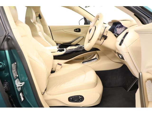 ＤＢＸ ７０７　１オナ　ベージュ革　純正２２インチアルミ　カーボンブレーキ　エアサス　ＬＥＤヘッドライト　クリアテール　ガラスルーフ　電動スポーツプラスシート　前後ベンチレーター　純正ＨＤＤナビ　地デジ（6枚目）