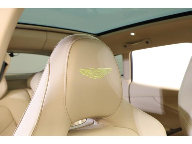 ＤＢＸ ７０７　１オナ　ベージュ革　純正２２インチアルミ　カーボンブレーキ　エアサス　ＬＥＤヘッドライト　クリアテール　ガラスルーフ　電動スポーツプラスシート　前後ベンチレーター　純正ＨＤＤナビ　地デジ（9枚目）