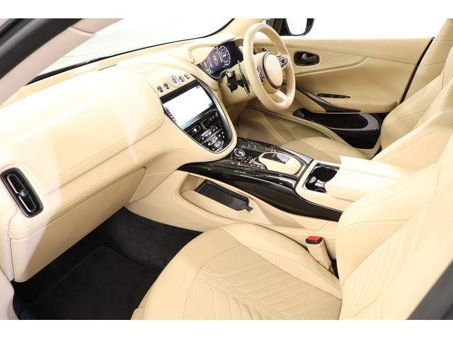 ＤＢＸ ７０７　１オナ　ベージュ革　純正２２インチアルミ　カーボンブレーキ　エアサス　ＬＥＤヘッドライト　クリアテール　ガラスルーフ　電動スポーツプラスシート　前後ベンチレーター　純正ＨＤＤナビ　地デジ（10枚目）