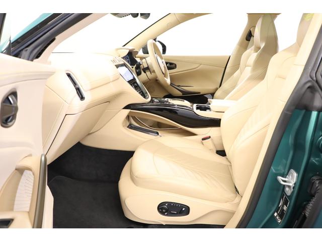 ＤＢＸ ７０７　１オナ　ベージュ革　純正２２インチアルミ　カーボンブレーキ　エアサス　ＬＥＤヘッドライト　クリアテール　ガラスルーフ　電動スポーツプラスシート　前後ベンチレーター　純正ＨＤＤナビ　地デジ（11枚目）