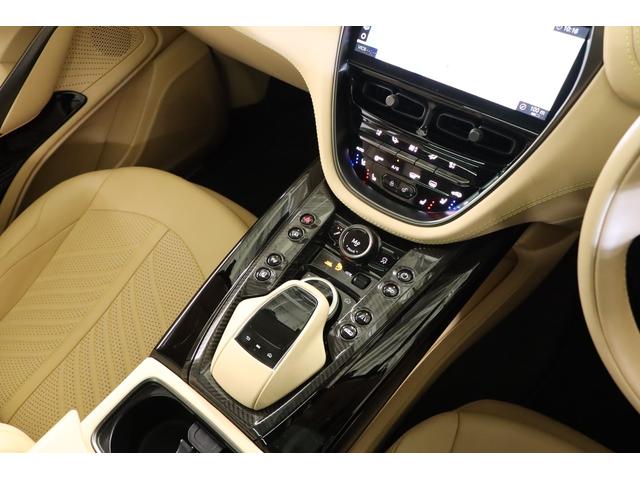 ＤＢＸ ７０７　１オナ　ベージュ革　純正２２インチアルミ　カーボンブレーキ　エアサス　ＬＥＤヘッドライト　クリアテール　ガラスルーフ　電動スポーツプラスシート　前後ベンチレーター　純正ＨＤＤナビ　地デジ（36枚目）